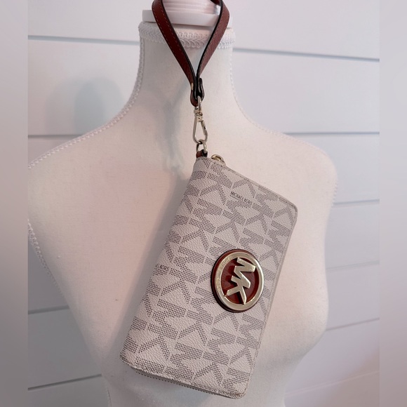 Michael Kors Handbags - Michael Kors wristlet wallet